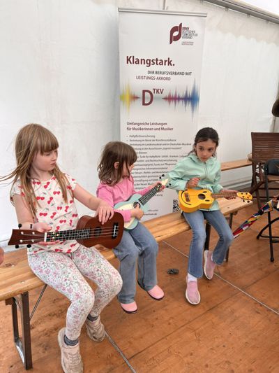Erste Begegnung mit der Ukulele (Foto: Bigos)